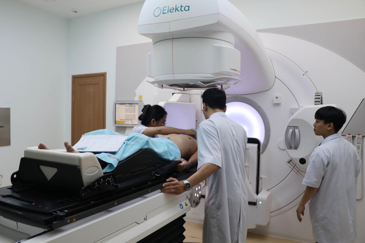 Người bệnh ung thư được chữa bệnh bằng máy xạ trị gia tốc tuyến tỉnh tại khoa Ung bướu, BVĐK tỉnh Quảng Trị. Ảnh: Thanh Hải