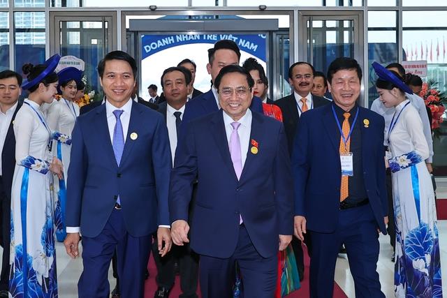 Thủ tướng và các đại biểu thực hiện nghi thức nhấn nút kỷ niệm 30 năm phong trào doanh nhân trẻ Việt Nam.