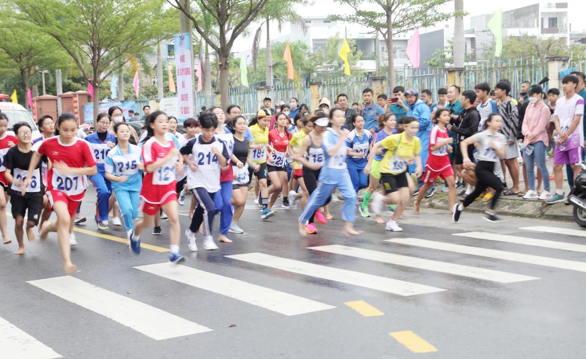 Các vận động viên chạy cự ly 3.000m nữ thanh niên.