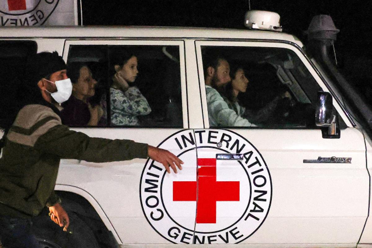Xe Hội Chữ thập đỏ chở các con tin được Hamas phóng thích, ngày 25-11. Ảnh: AFP