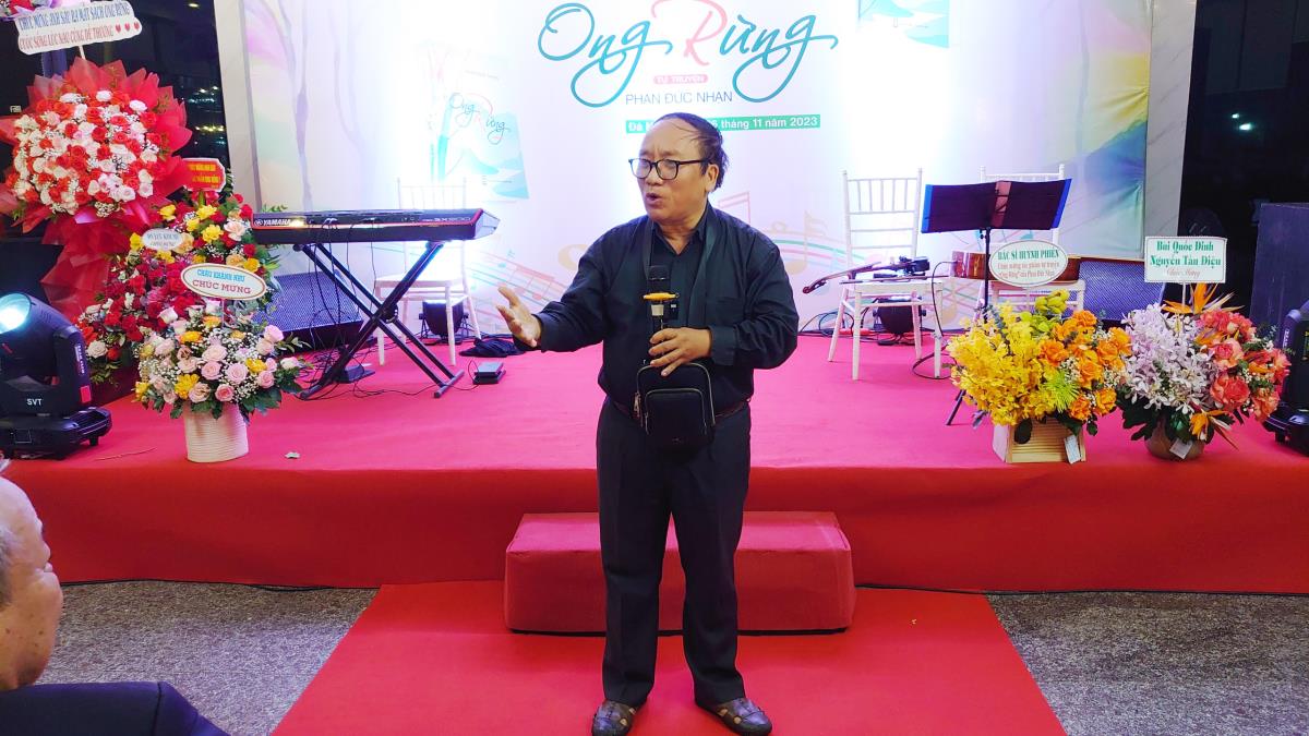 Nhà thơ Trần Đăng Khoa và Nhà phê bình văn học Phạm Xuân Nguyên nhận xét về tác phẩm "Ong Rừng" tại buổi giới thiệu sách.
