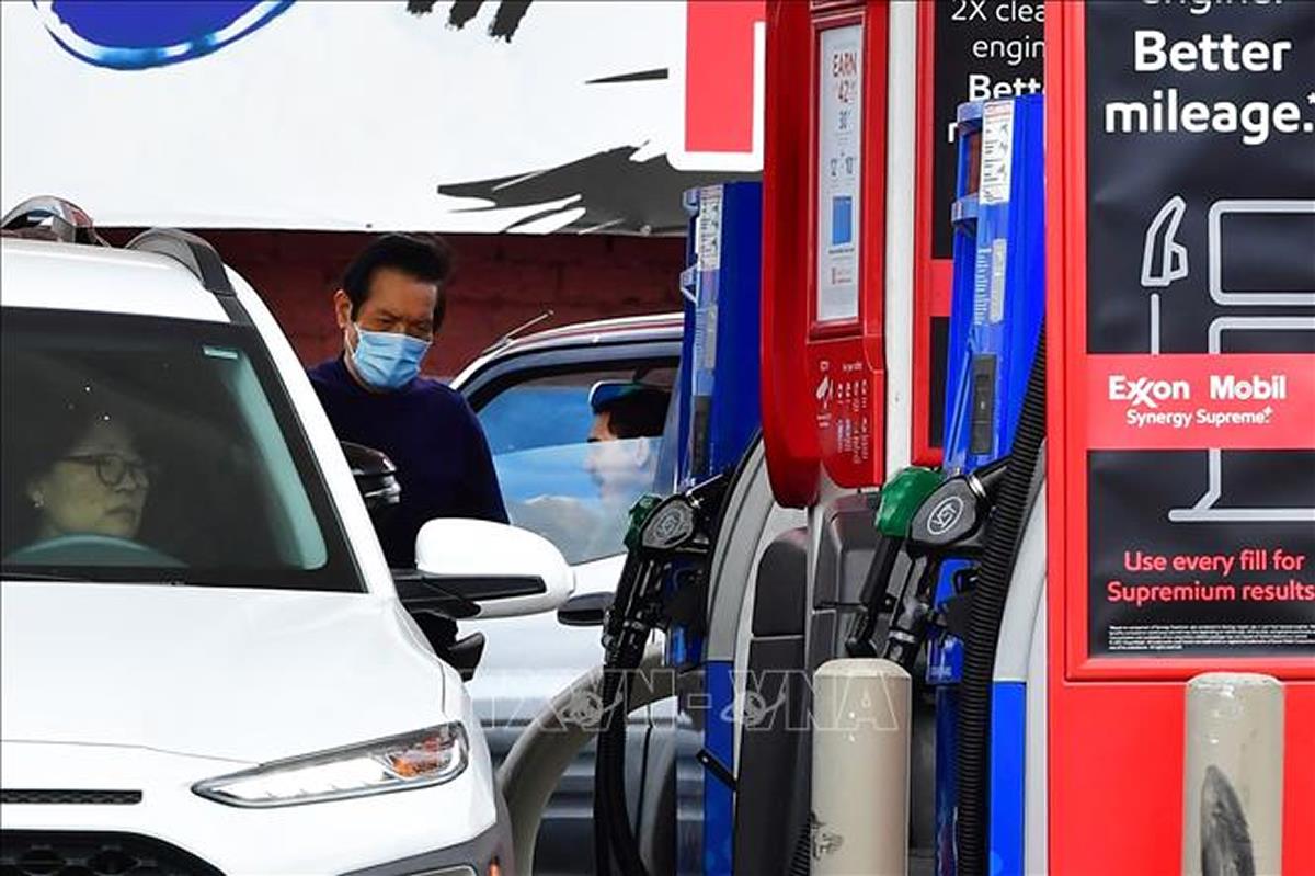 Bơm xăng cho phương tiện tại một trạm xăng ở Los Angeles, California, Mỹ. Ảnh: AFP/TTXVN