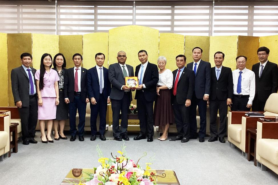 Phó Chủ tịch Thường trực UBND TP Đà Nẵng Hồ Kỳ Minh tặng quà lưu niệm cho Đoàn công tác của ADB tại Việt Nam.