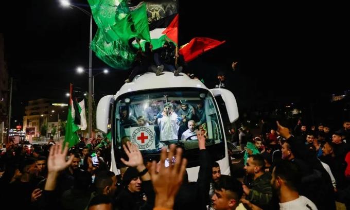 Các tù nhân Palestine bên trong một chiếc xe sau khi rời nhà tù quân sự Ofer của Israel ngày 26-11. Ảnh: Reuters