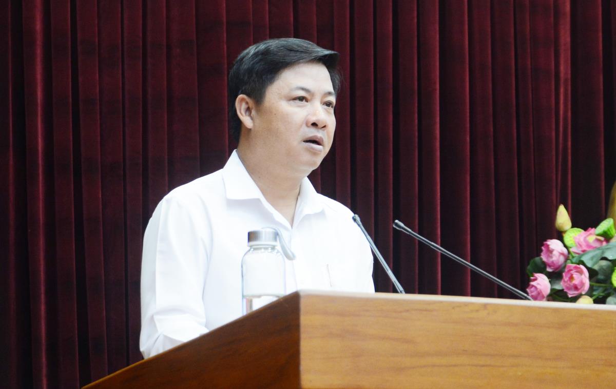 Chủ tịch UBND thành phố Lê Trung Chinh trao tặng Bằng khen cho các cá nhân có thành tích xuất sắc.