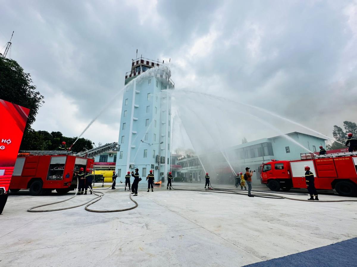 Huy động nhiều phương tiện tham gia thực tập phương án chữa cháy tại Đài chỉ huy của Trung tâm Kiểm soát Tiếp cận - Tại sân Đà Nẵng.
