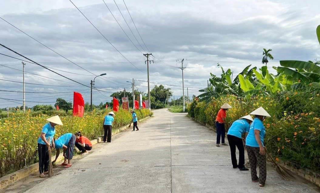 Phụ nữ xã Hòa Châu (huyện Hòa Vang) tích cực thực hiện mô hình “Phân loại rác thải tại nguồn”.