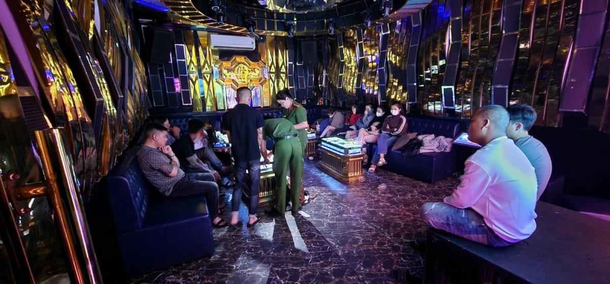 Công an huyện Ngọc Hồi bắt quả tang các đối tượng "bay lắc" tại quán karaoke.