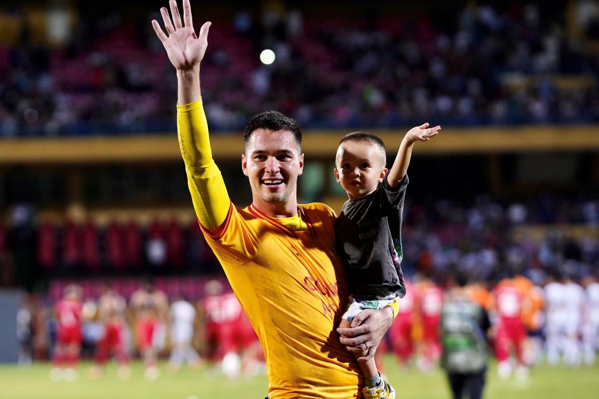 Filip Nguyễn và con trai khi ăn mừng chức vô địch V.League với CLB Công an Hà Nội.