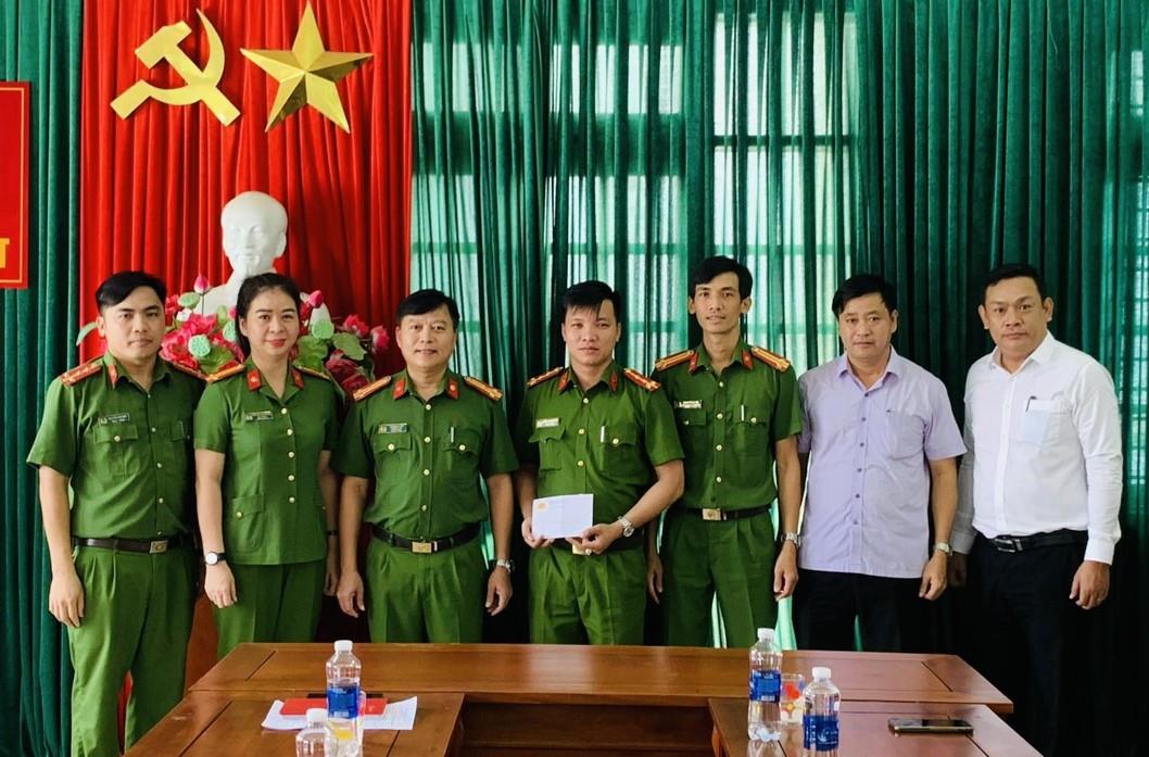 Lãnh đạo Công an quận Liên Chiểu trao thưởng cho Công an phường Hòa Phát.