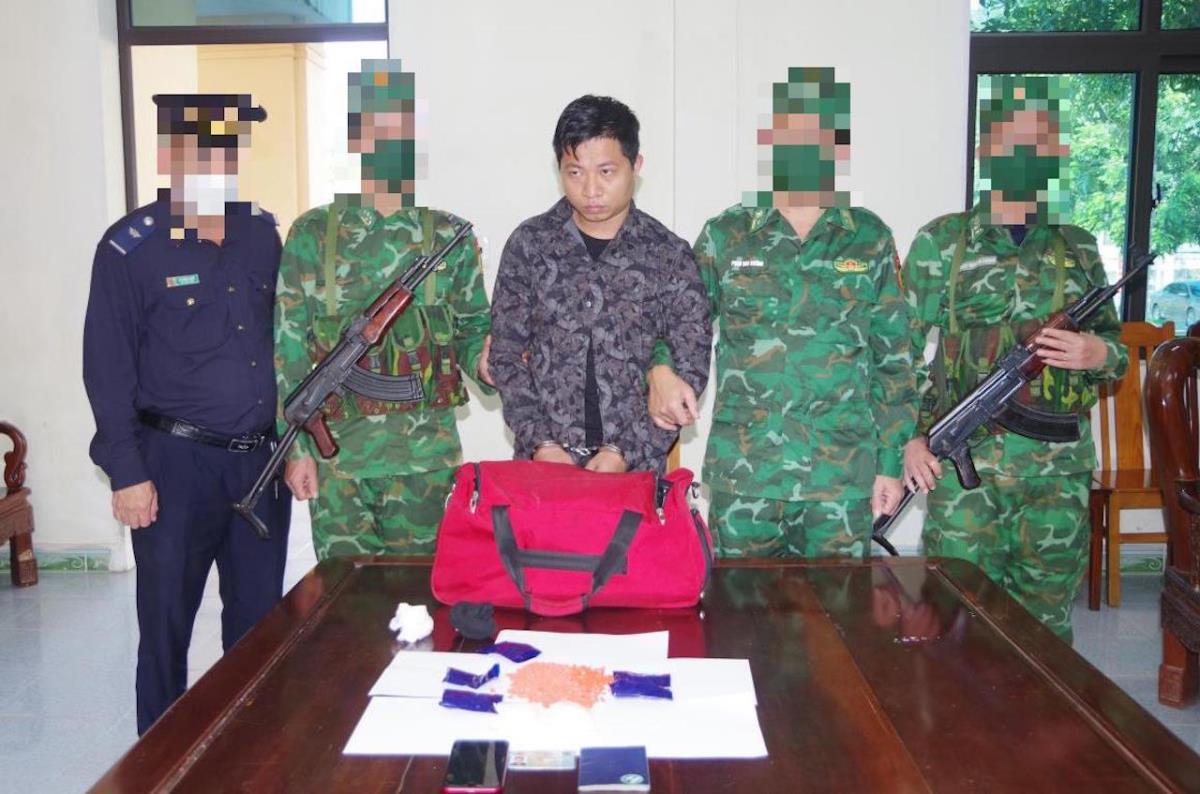 Lực lượng chức năng bắt giữ Lê Anh Tuấn cùng tang vật (ảnh: BĐBP)