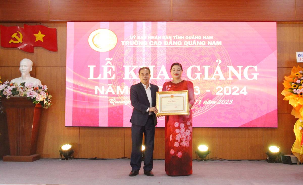 Phó Chủ tịch UBND tỉnh Trần Anh Tuấn trao Bằng khen của Chủ tịch UBND tỉnh Quảng Nam cho 4 khoa của trường.