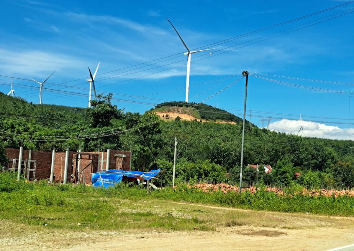 Các trụ điện gió ở xã Đăk Môn (H. Đăk Glei).