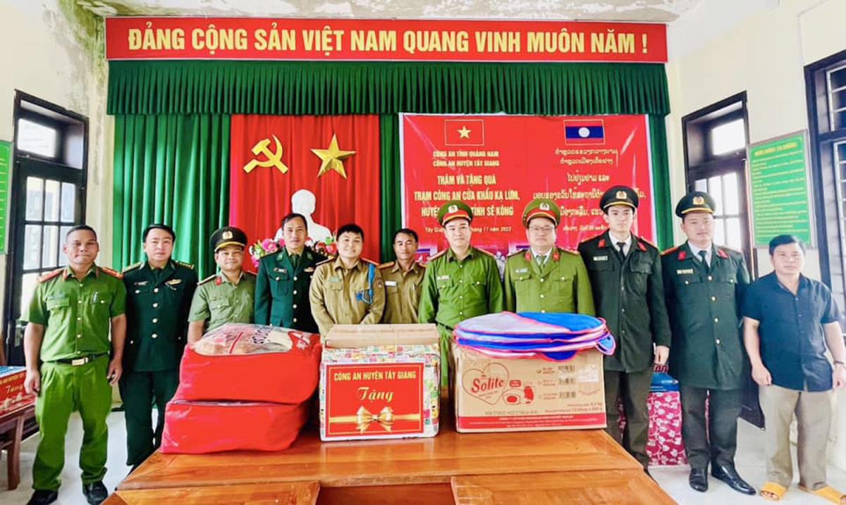 Các đơn vị tặng quà cho Trạm Kiểm soát Công an huyện Kà Lừm.