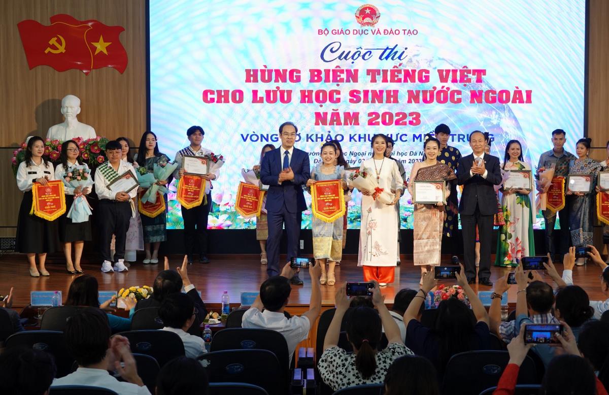 BTC trao giải Nhất cho đội thi đến từ Trường ĐH Ngoại ngữ Đà Nẵng.