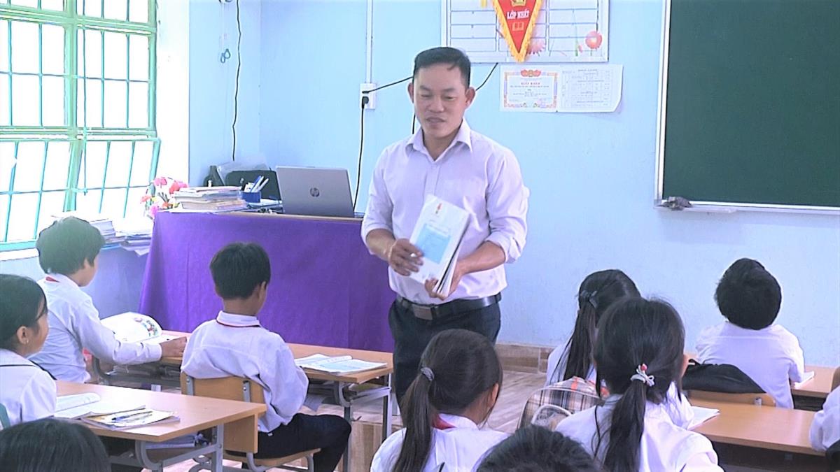 Nhiều trường ở miền núi Quảng Nam khó khăn do thiếu giáo viên đứng lớp.
