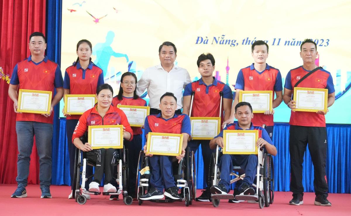 Các VĐV khuyết tật đạt thành tích tại Asian Para Games 4 nhận Giấy khen của TTHLTTQG Đà Nẵng.