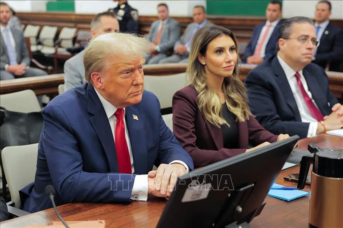 Cựu Tổng thống Mỹ Donald Trump (trái) tại phiên xét xử dân sự ở New York, ngày 17/10/2023. Ảnh: AFP/TTXVN