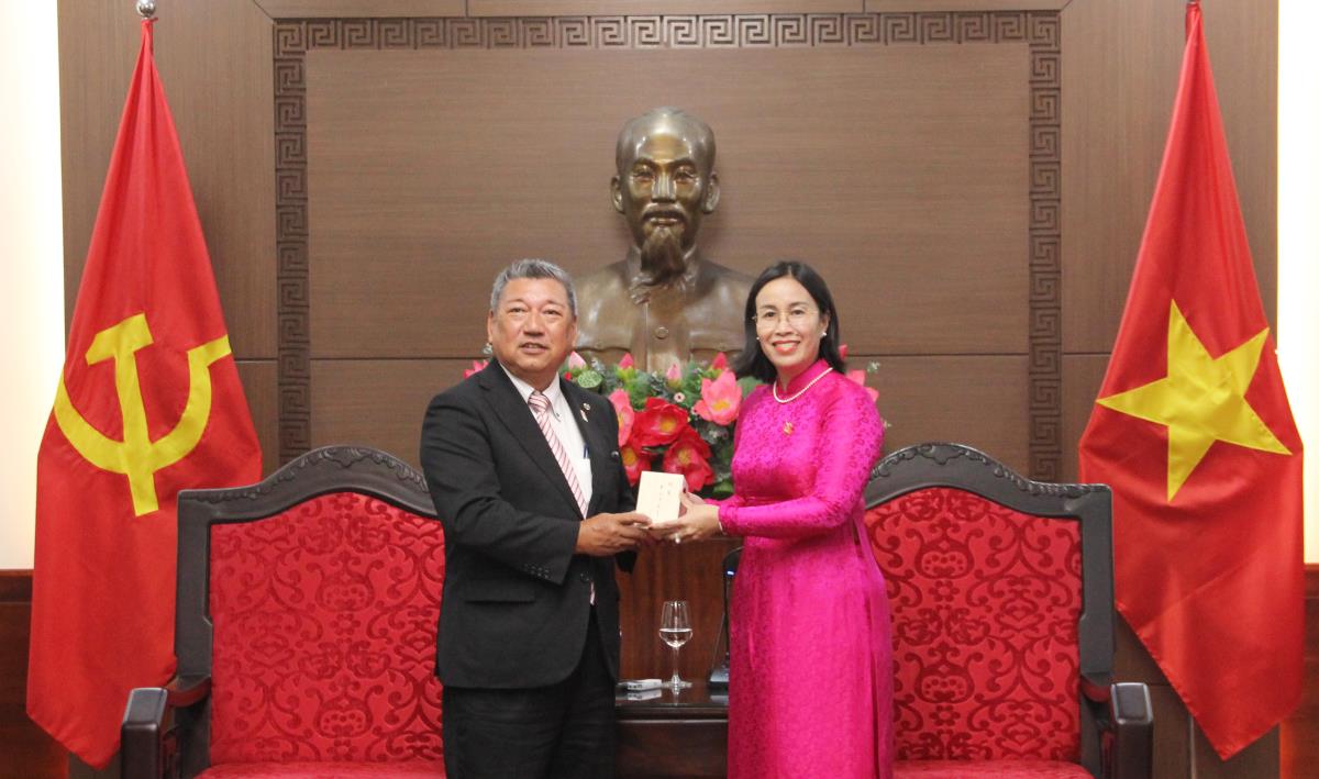 Phó Chủ tịch HĐND thành phố Nguyễn Thị Anh Thi (bên phải) nhận quà lưu niệm của Chủ tịch Hội Nghị sỹ hữu nghị của Hội đồng tỉnh Osaka (Nhật Bản) Wada Kenji.