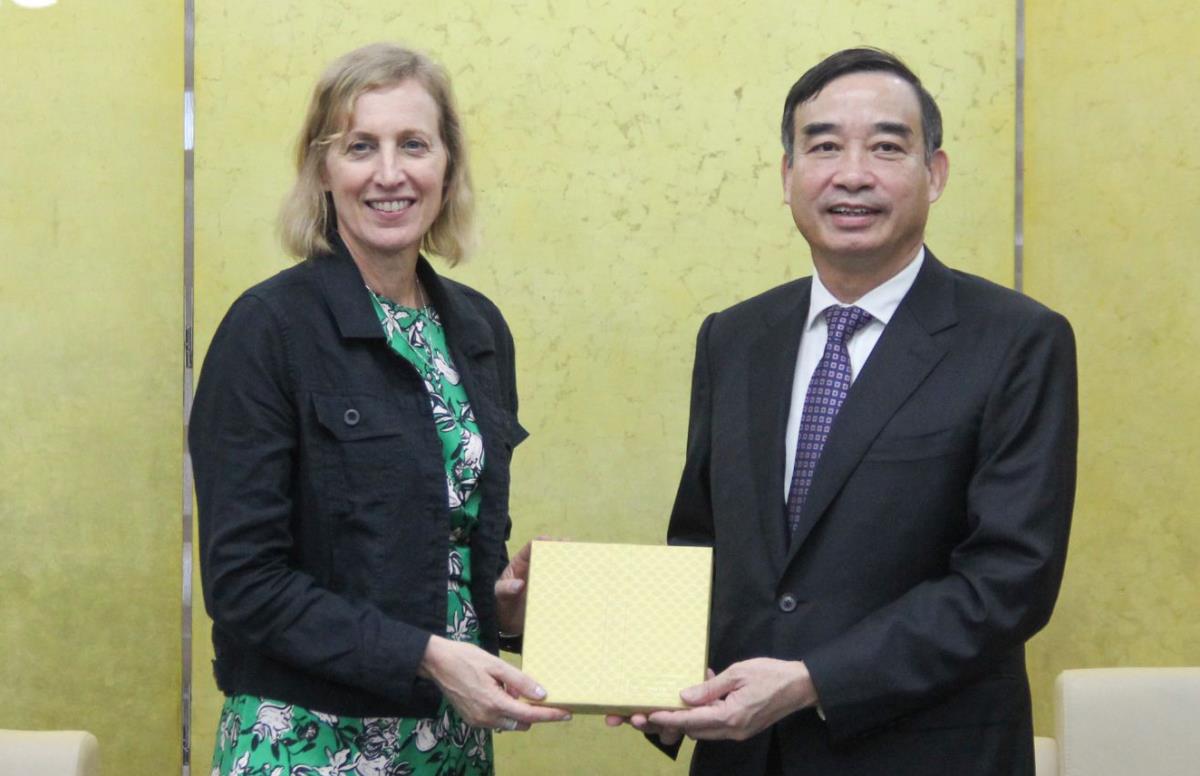 Chủ tịch UBND thành phố Lê Trung Chinh (bên phải) tặng quà lưu niệm cho Tổng Lãnh sự Hoa Kỳ tại Thành phố Hồ Chí Minh Susan Burns.