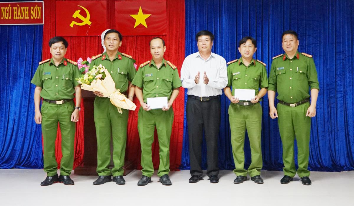 Phó chủ tịch UBND Q. Ngũ Hành Sơn Mai Niên trao thưởng cho 2 đơn vị.