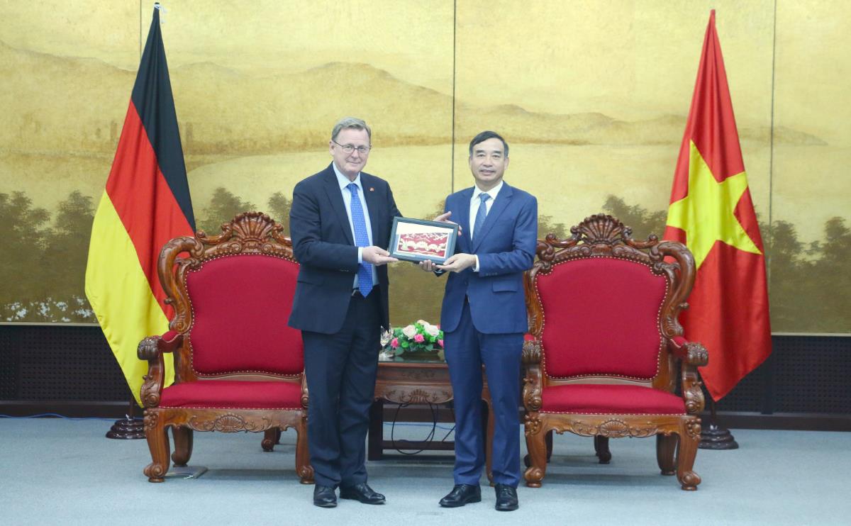 Chủ tịch UBND TP Đà Nẵng Lê Trung Chinh tặng quà lưu niệm đến Thủ hiến liên bang Thuringen (Đức) Bolo Ramelow.