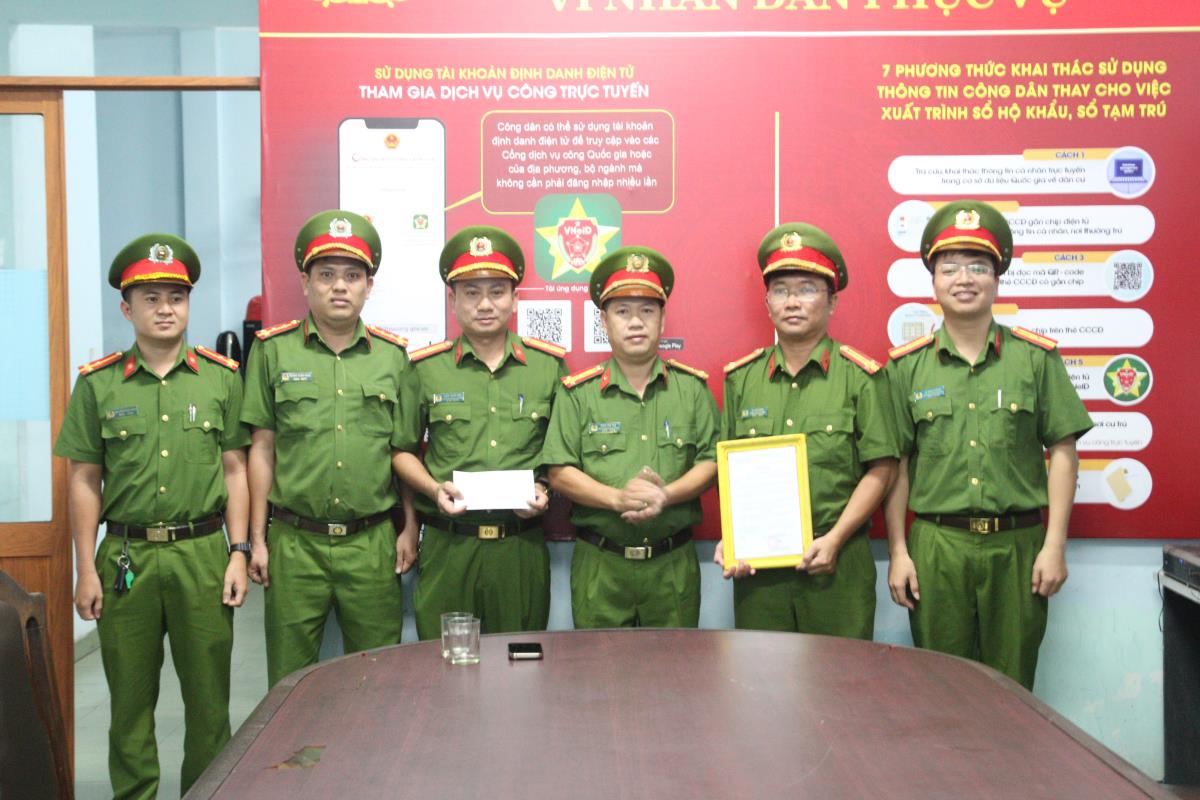 Lãnh đạo Công an quận Thanh Khê trao thưởng cho cán bộ chiến sĩ Công an phường Chính Gián.
