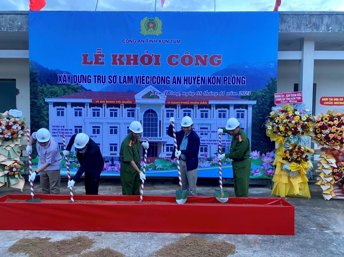 Các đại biểu tham gia nghi thức khởi công xây dựng trụ sở làm việc Công an huyện Kon Plông.