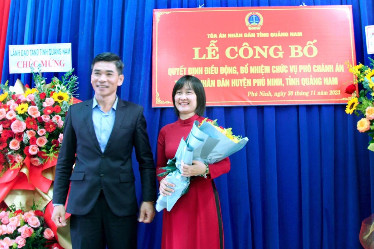 Phó Bí thư Thường trực Huyện ủy Phú Ninh Lê Văn Ninh tặng hoa chúc mừng tân Phó Chánh án TAND huyện Phú Ninh Nguyễn Thị Ánh Nguyệt.
