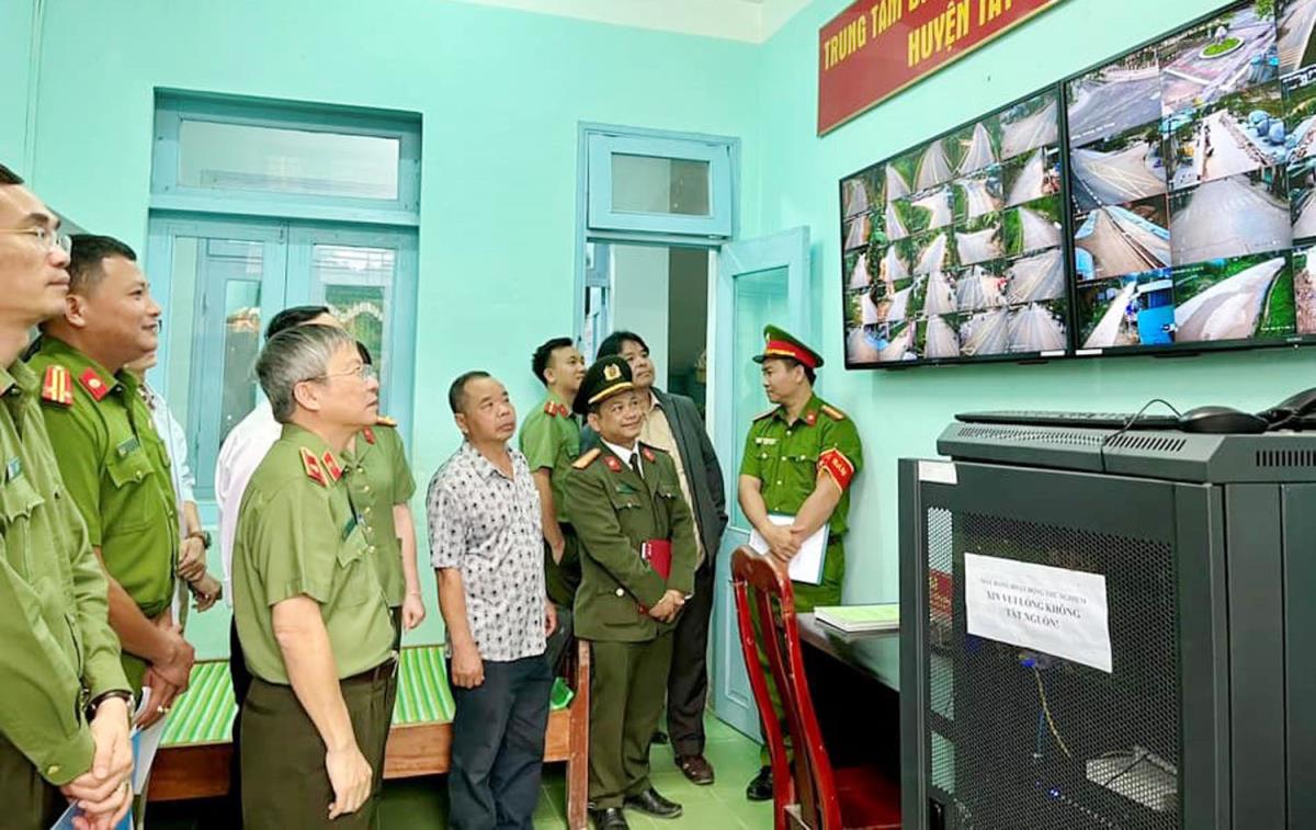 Thiếu tướng Nguyễn Đức Dũng, lãnh đạo Huyện ủy, UBND huyện tham quan hệ thống giám sát camera an ninh.