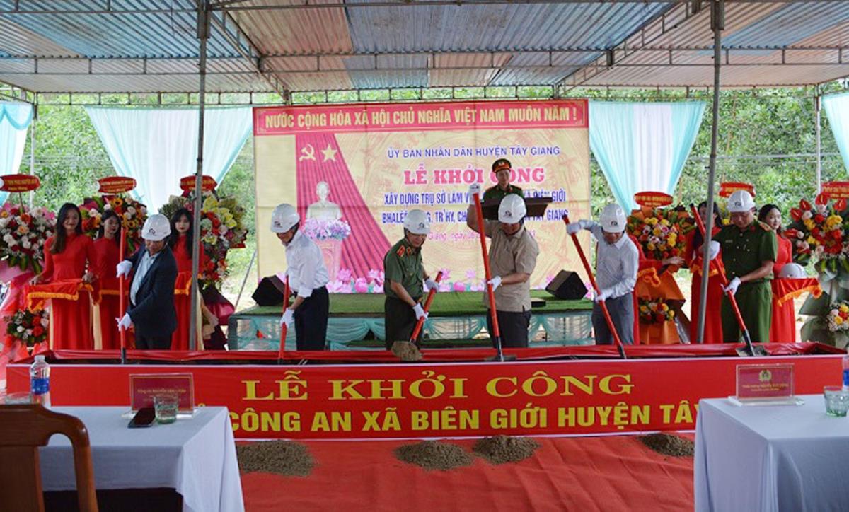 Các đại biểu thực hiện nghi thức khởi công xây dựng trụ sở Công an 5 xã biên giới Tây Giang.