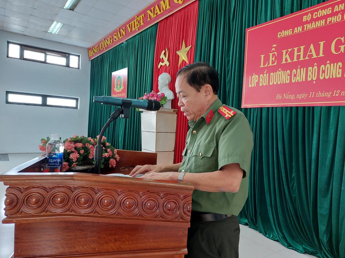 Đại tá Trần Đình Liên phát biểu chỉ đạo tại Lễ khai giảng lớp bồi dưỡng Công an xã năm 2023.