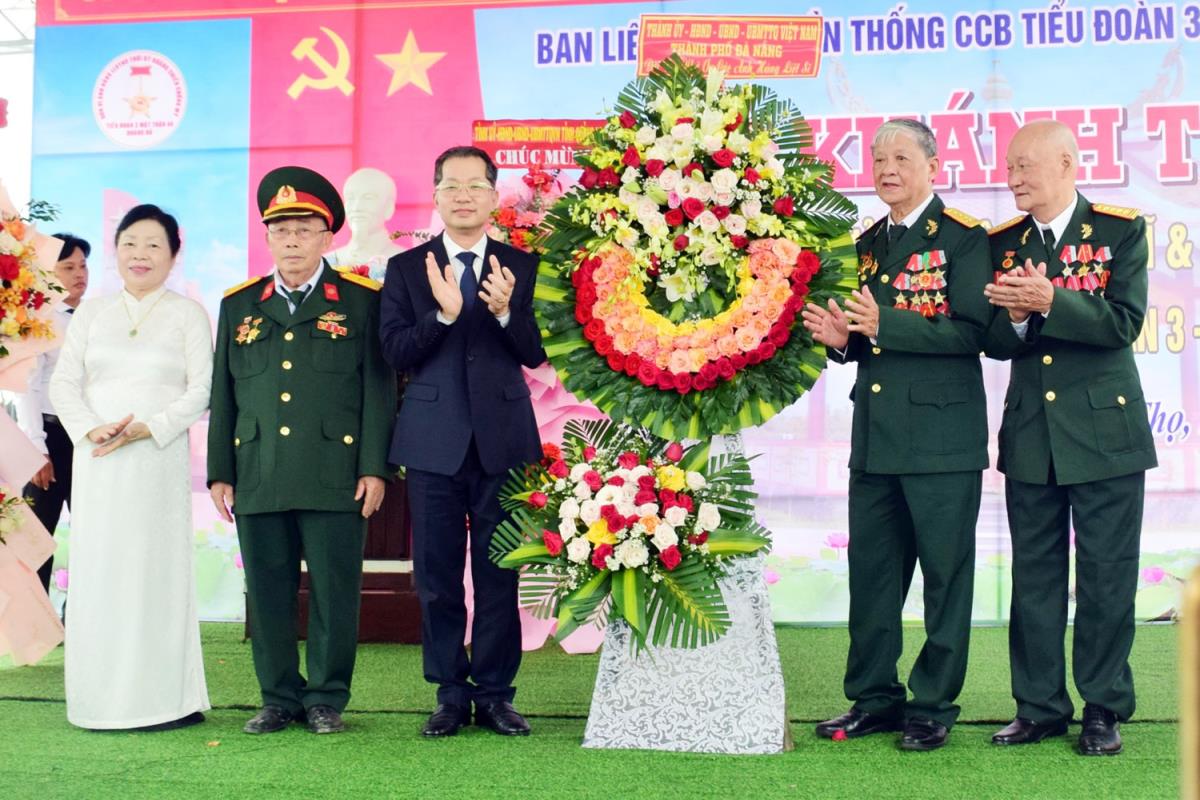 Ông Nguyễn Văn Quảng- Ủy viên Trung ương Đảng, Bí thư Thành ủy Đà Nẵng cùng lãnh đạo tỉnh Quảng Nam cắt băng khánh thành nhà bia tưởng niệm.