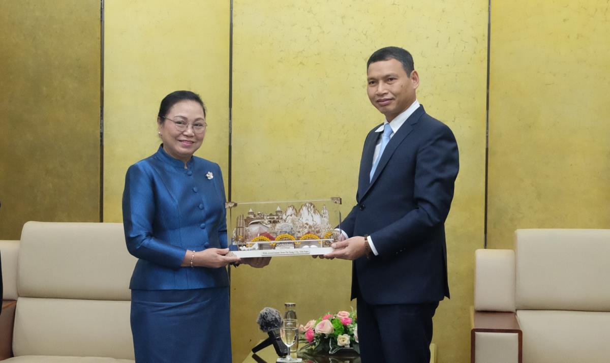 Phó Chủ tịch Thường trực UBND thành phố Đà Nẵng Hồ Kỳ Minh trao tặng quà lưu niệm cho Đại sứ Khamphao Ernthavanh.
