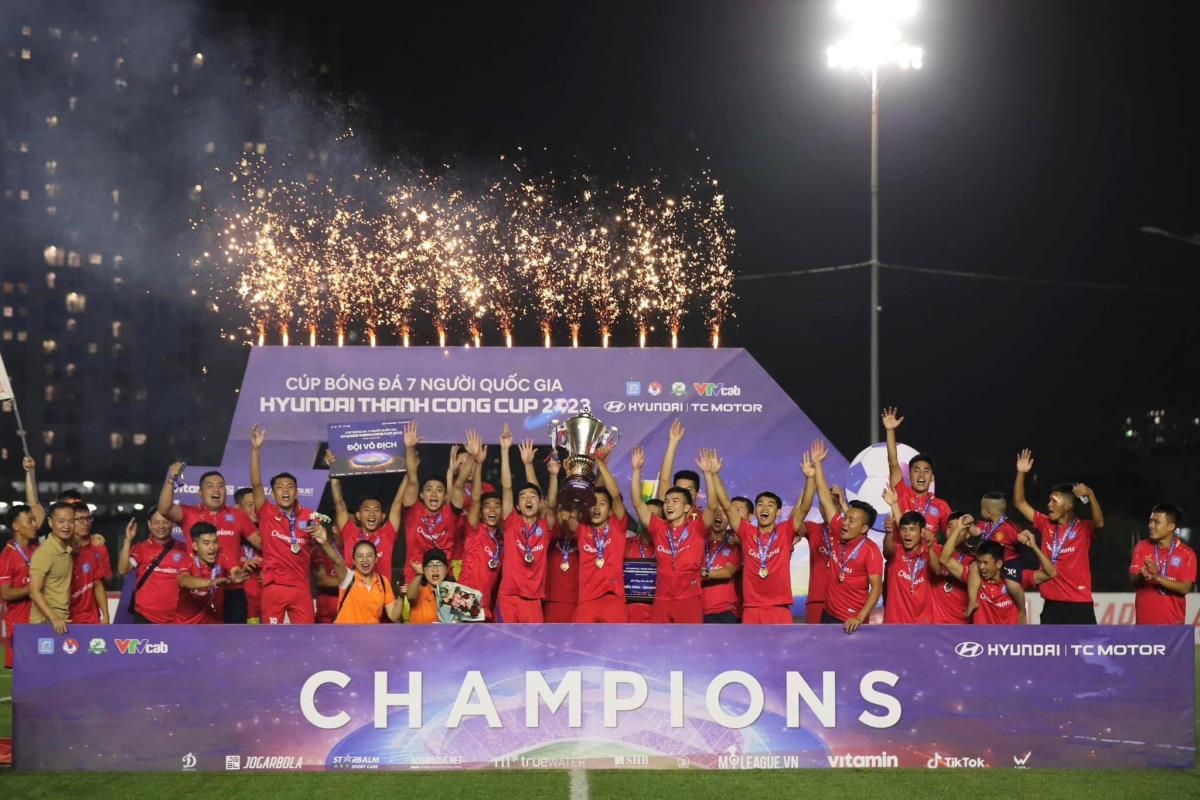Hiếu Hoa Quahaco – đội bóng của Đà Nẵng vô địch Cúp bóng đá 7 người quốc gia.