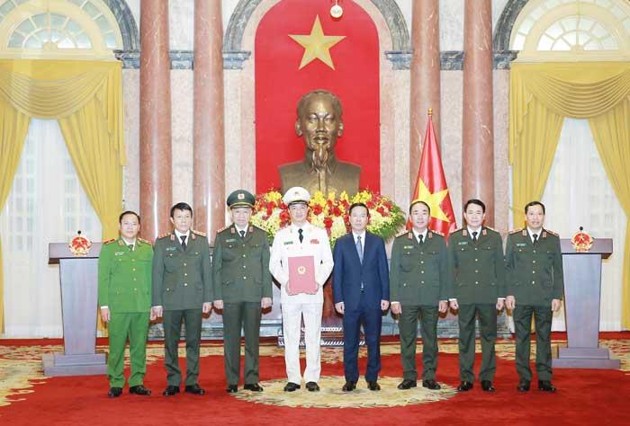 Chủ tịch nước Võ Văn Thưởng cùng các đồng chí lãnh đạo Bộ Công an chúc mừng Thượng tướng Nguyễn Duy Ngọc.