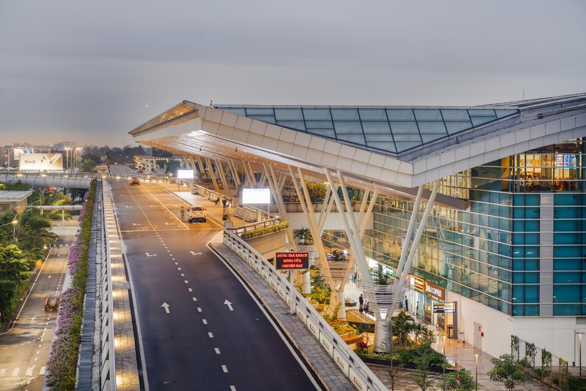 Khung cảnh bên ngoài sân bay quốc tế Đà Nẵng