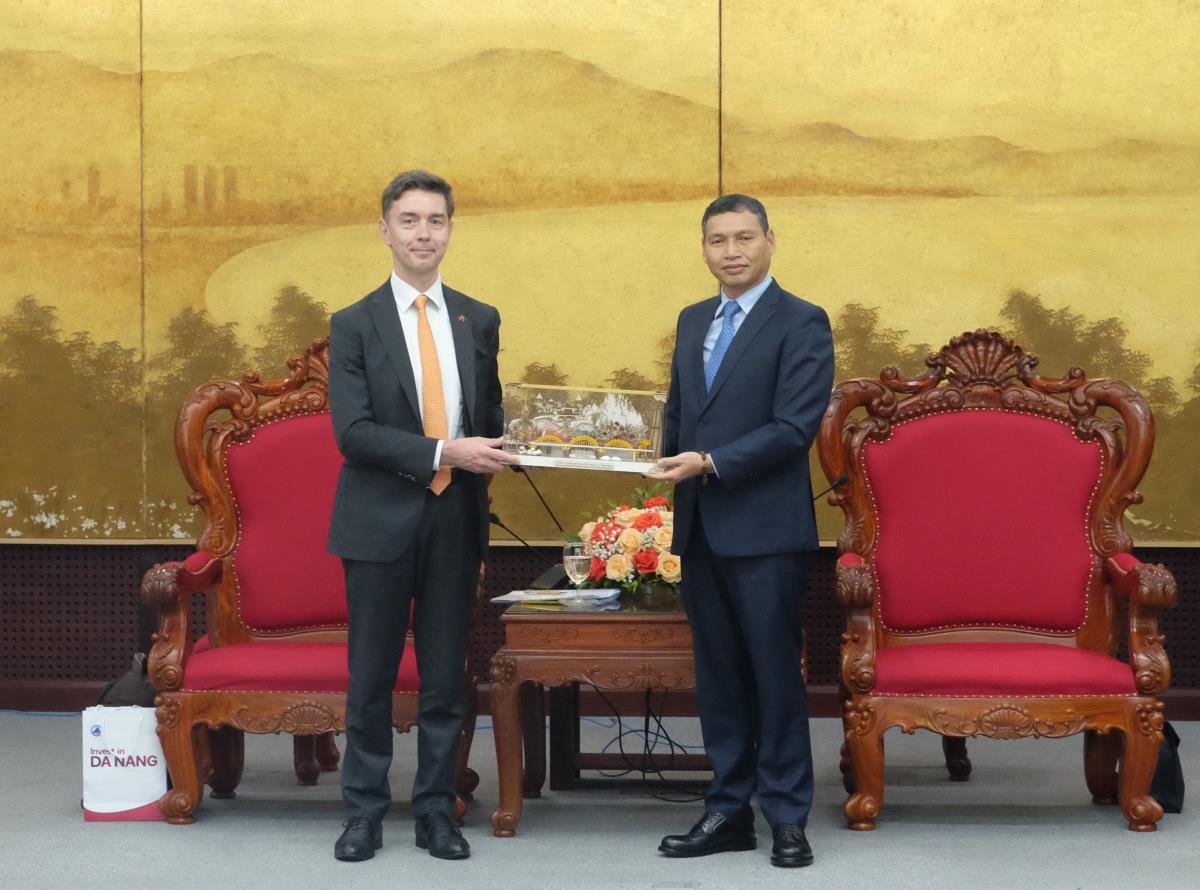 Ông Hồ Kỳ Minh, Phó Chủ tịch Thường trực UBND TP Đà Nẵng tặng quà lưu niệm cho Đại sứ Julien Guerrier.