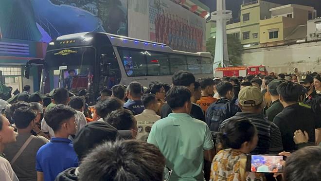 Cổ động viên Bình Định vây xe CLB Thanh Hóa đến tận khách sạn nơi đội khách lưu trú.