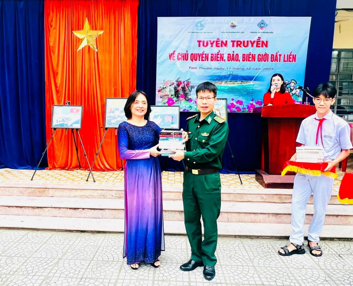 Bộ đội Biên phòng Phú Lộc trao tặng đầu sách cho nhà trường.