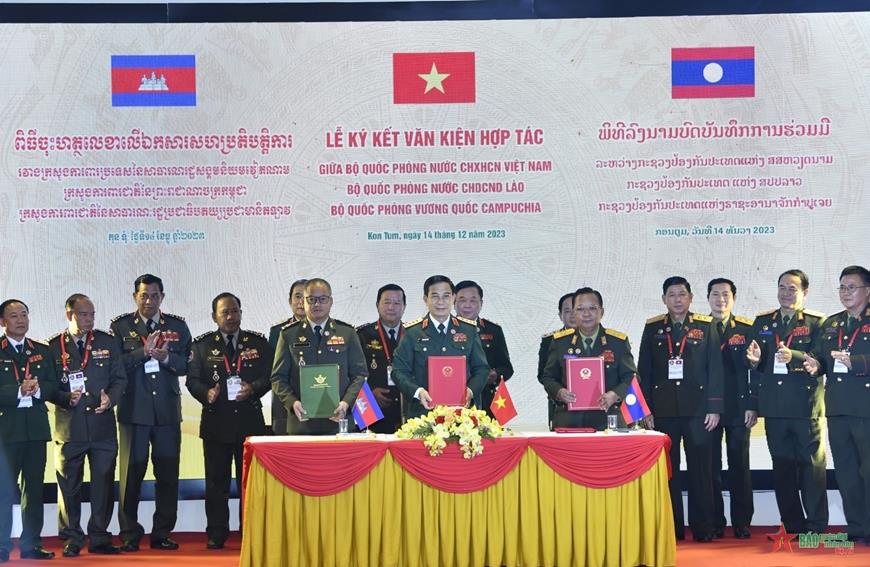 Bộ trưởng Bộ Quốc phòng ba nước Việt Nam-Lào-Campuchia ký kết văn kiện hợp tác. Ảnh: QĐND