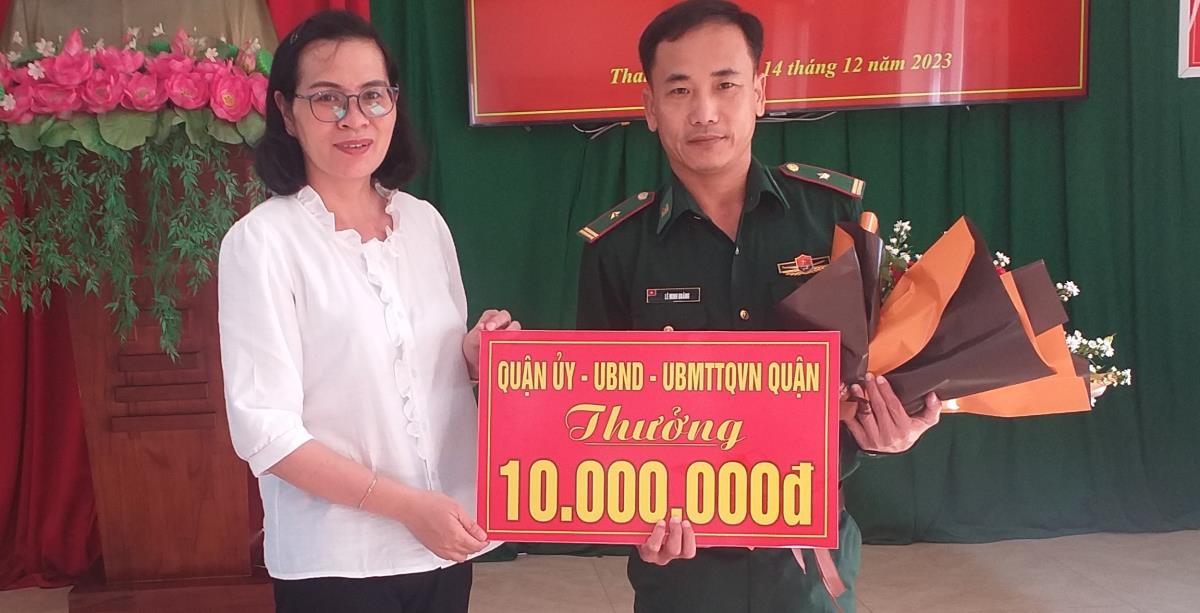 Lãnh đạo UBND quận Thanh Khê trao thưởng cho Đồn Biên phòng Phú Lộc