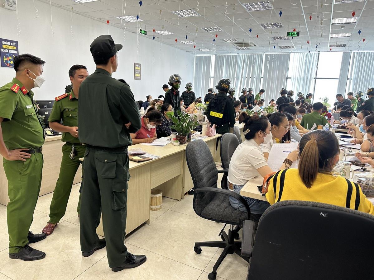 Lực lượng Công an tỉnh Quảng Nam khám xét tại Công ty tài chính TNHH MTV Mirae Asset Việt Nam.