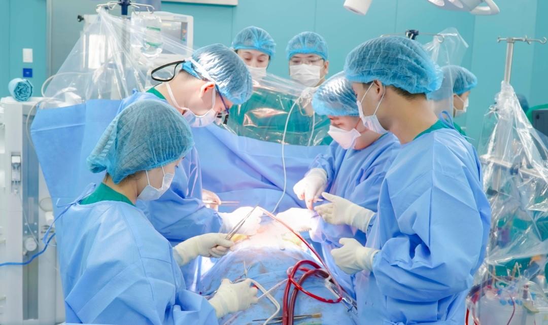 BV Tim Hà Nội và BVĐK Trung ương Quảng Nam ký kết thỏa thuận hợp tác trong phẫu thuật tim.