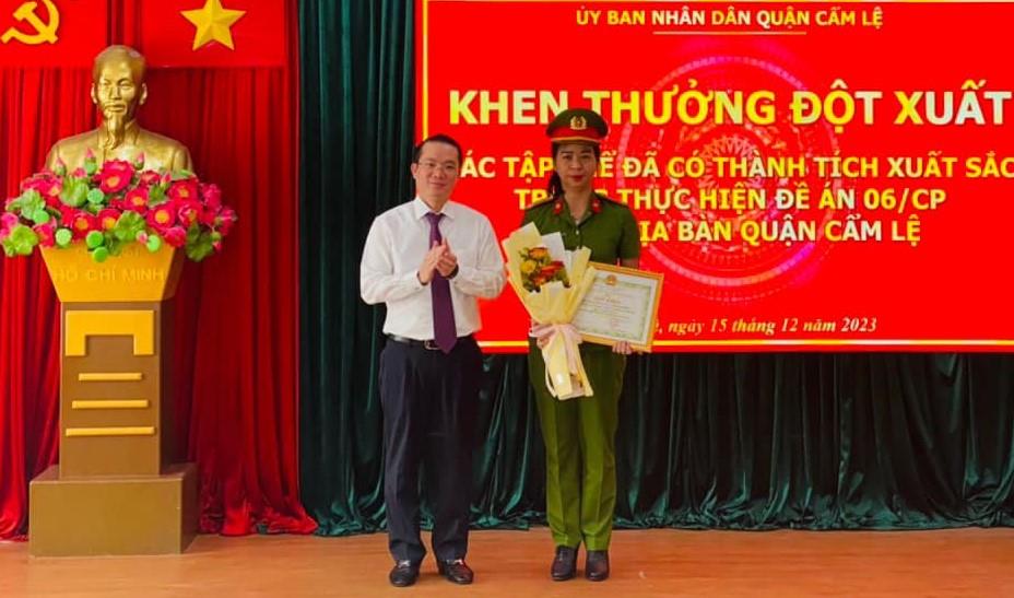 Chủ tịch UBND Q.Cẩm Lệ Nguyễn Quang Vinh trao giấy khen cho Công an 6 phường của Q.Cẩm Lệ.