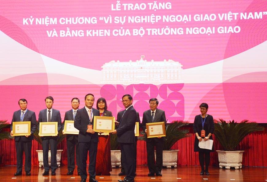 Bộ trưởng Bùi Thanh Sơn trao Kỷ niệm chương Vì sự nghiệp ngoại giao Việt Nam tặng lãnh đạo các tỉnh, thành phố.