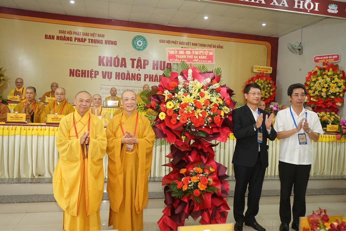 BTC khóa bồi dưỡng nghiệp vụ Hoằng pháp trao tặng hai nhà Đại đoàn kết cho người nghèo thông qua UBMTTQ Việt Nam TP Đà Nẵng.