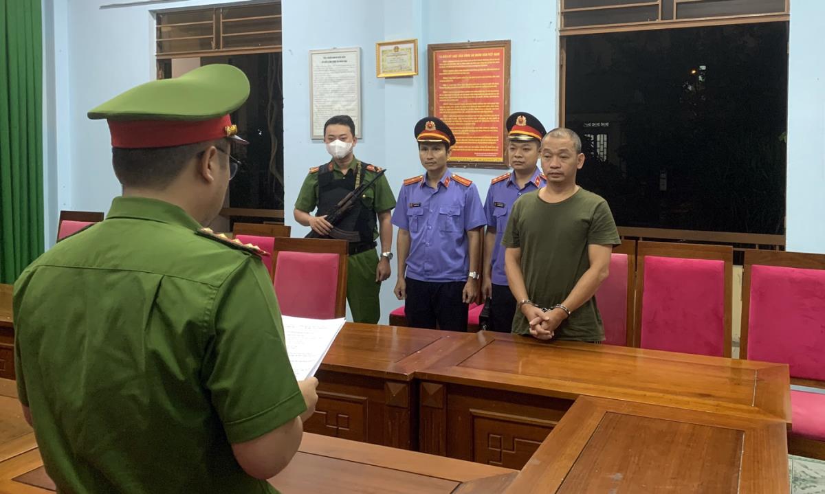 Cơ quan CSĐT Công an quận Hải Châu thực hiện lệnh bắt tạm giam đối với Nguyễn La Tứ Thành Đa Đức.