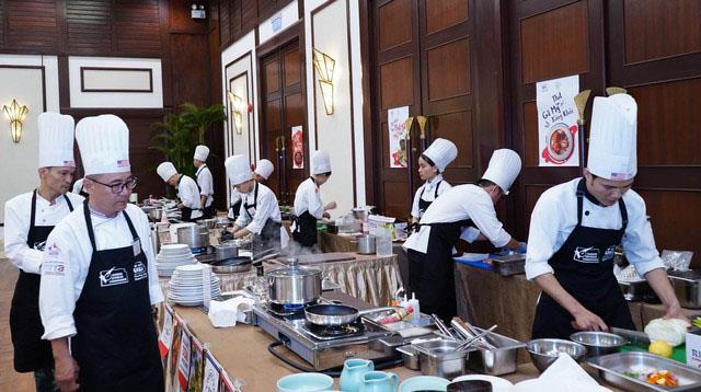 Các đấu bếp tranh tài tại “Danang Chef Talent Competition 2023”.