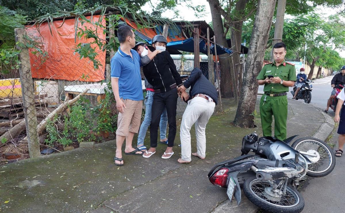 Công an phường Tân An bắt quả tang Quốc đang trộm cắp xe máy.